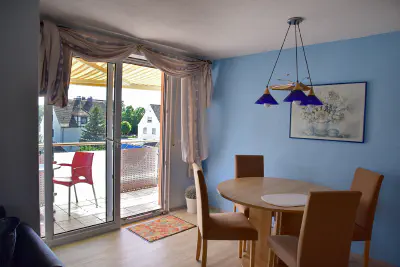 Wohnzimmer mit Balkon