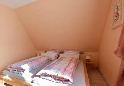 Schlafzimmer mit Doppelbett