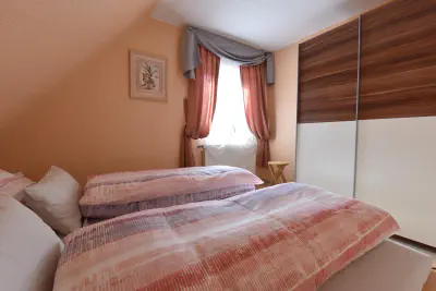 Schlafzimmer mit Kleiderschrank