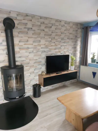 Wohnzimmer mit Kaminofen und Fernseher