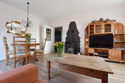 Wohnzimmer mit Esstisch und Kaminofen