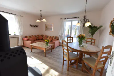 Wohnzimmer mit Sitzecke und Terrassenzugang