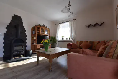 Wohnzimmer mit Kaminofen und Couch