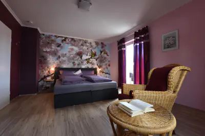 Schlafzimmer mit Doppelbett