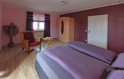 Schlafzimmer mit Kleiderschrank und Sessel